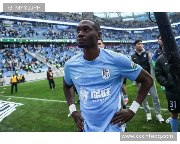 央视盛赞足球明星风采卓越颜值出众引发球迷热议